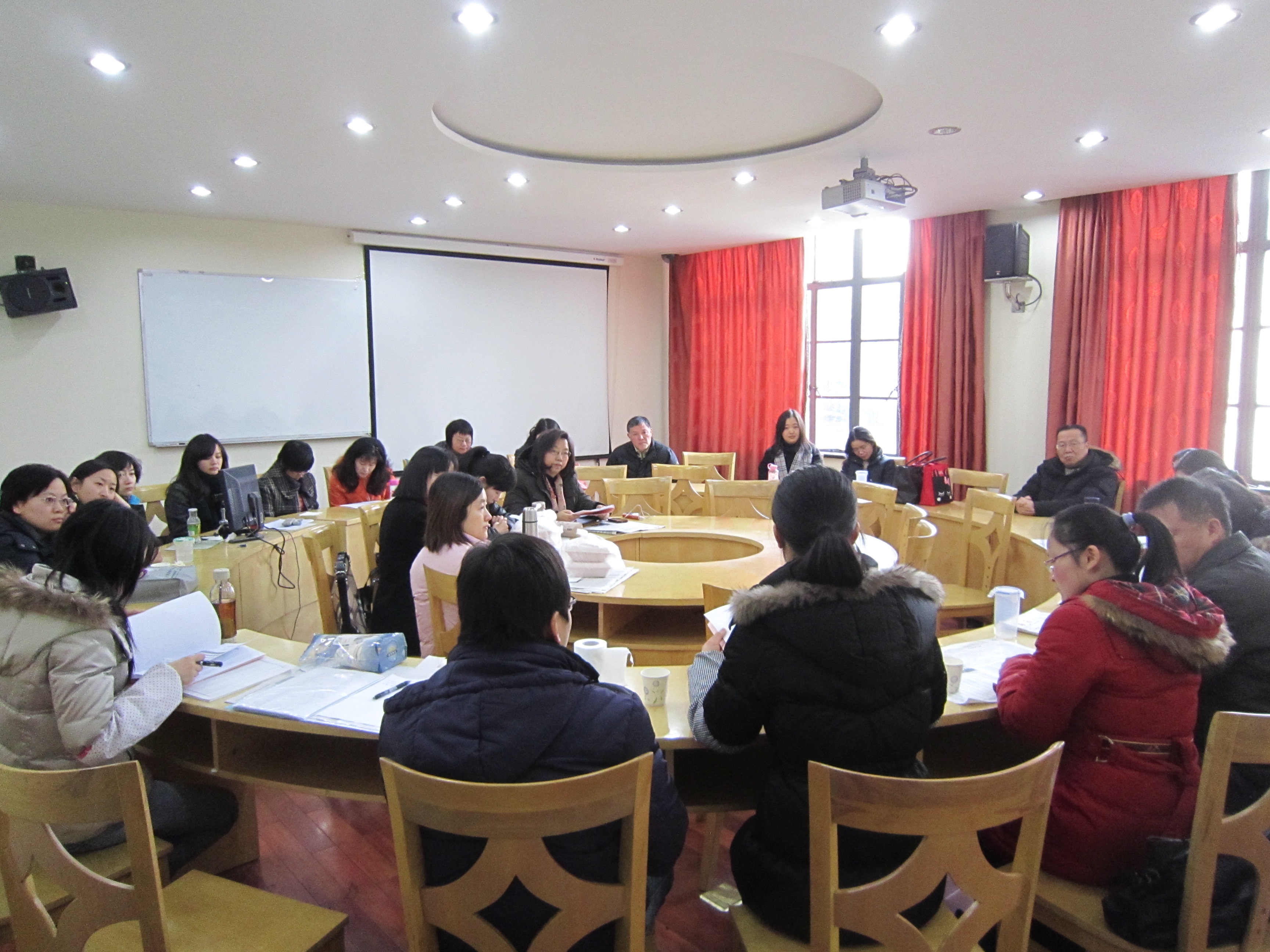 3003新葡官方网站班导师一同探讨工作